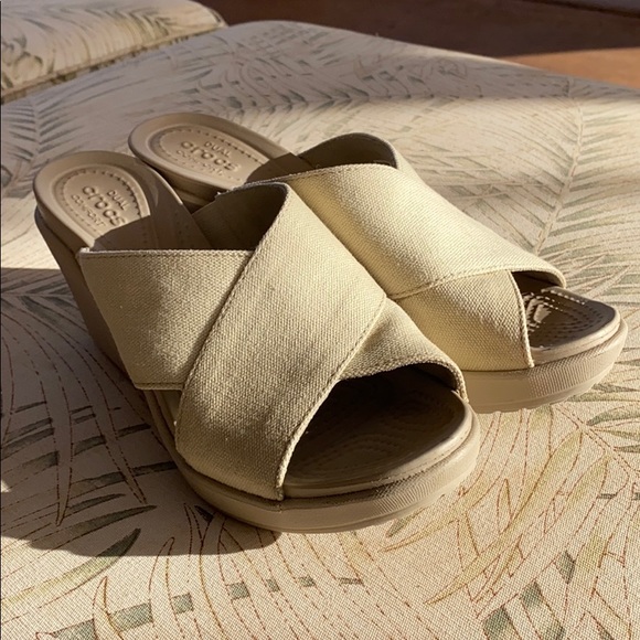 crocs dual comfort wedge